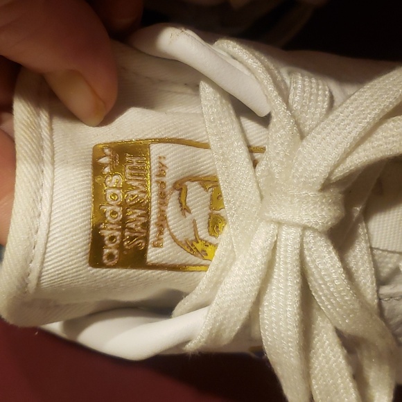 Adidas leather tennis shoes LIKE NEW white with rainbow colored Adidas logo - Picture 4 of 5